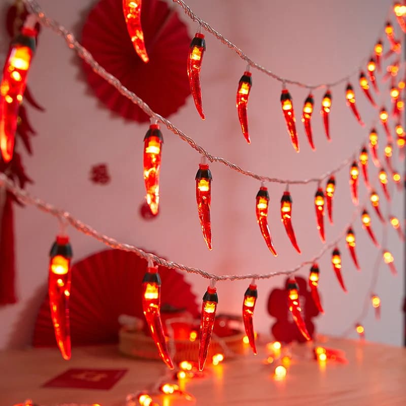 LED reťaz s červenými chilli papričkami, napájanie USB alebo batériou